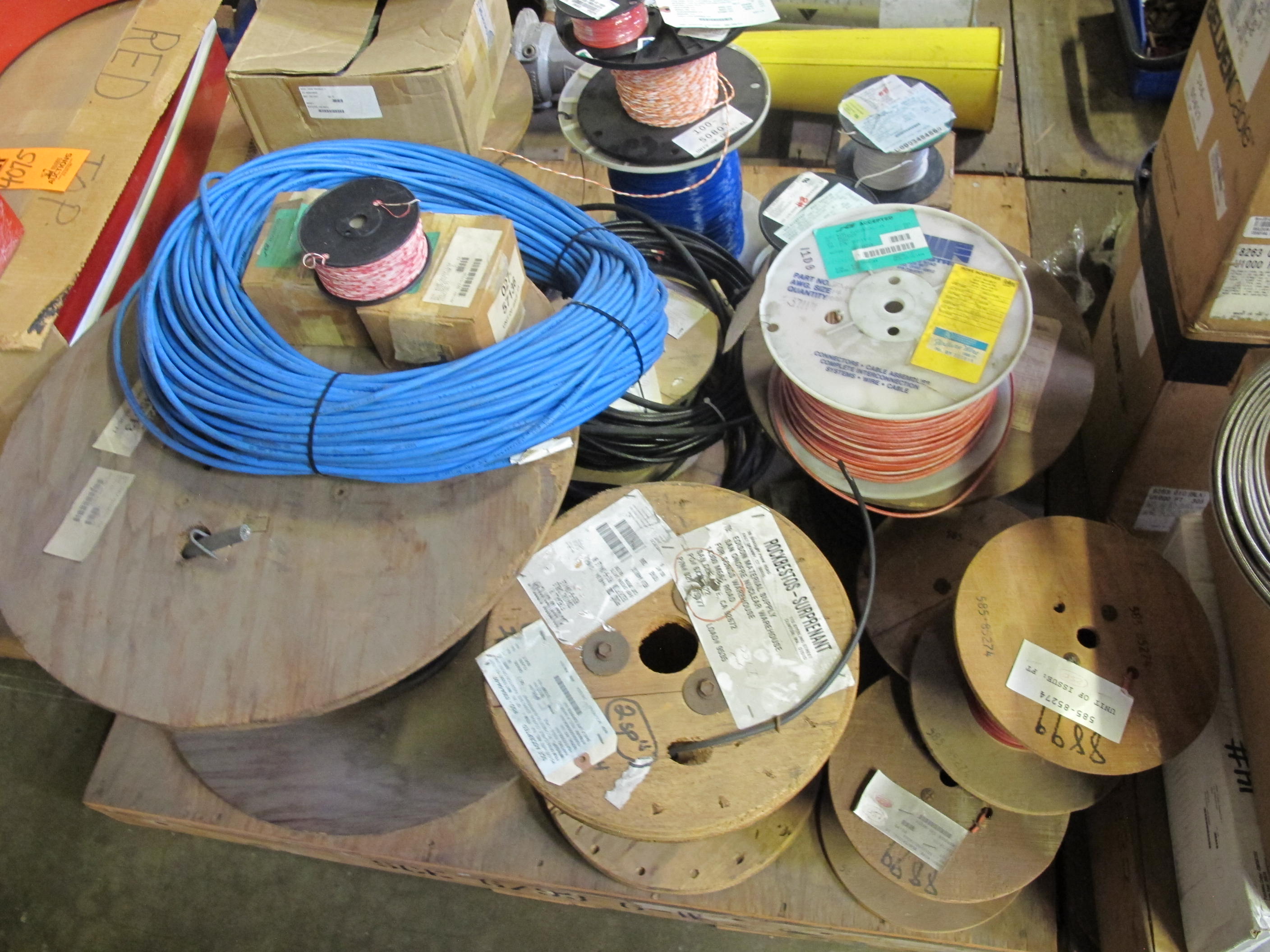 (5 PALLETS) MISC. ELECTRICAL WIRE AND CABLE! (30+) INDIVIDUAL SPOOLS TO INCLUDE BUT NOT LIMITED TO: (5) CABLES ELECTRICAL TYPE, 14 AWG SIZE, 600 V, 90 C RATING, XLPE INSULATING MATERIAL, 3 CONDUCTOR, SHIELDED KIND, 280' PER ASSEMBLY, (1 SPOOL) CABLE, ARMORED KIND, MICROPOINT MC315 SERIES, 220 M (722') PER ROLL, ETC.. LOADING & HANDLING FEE $30-4074
